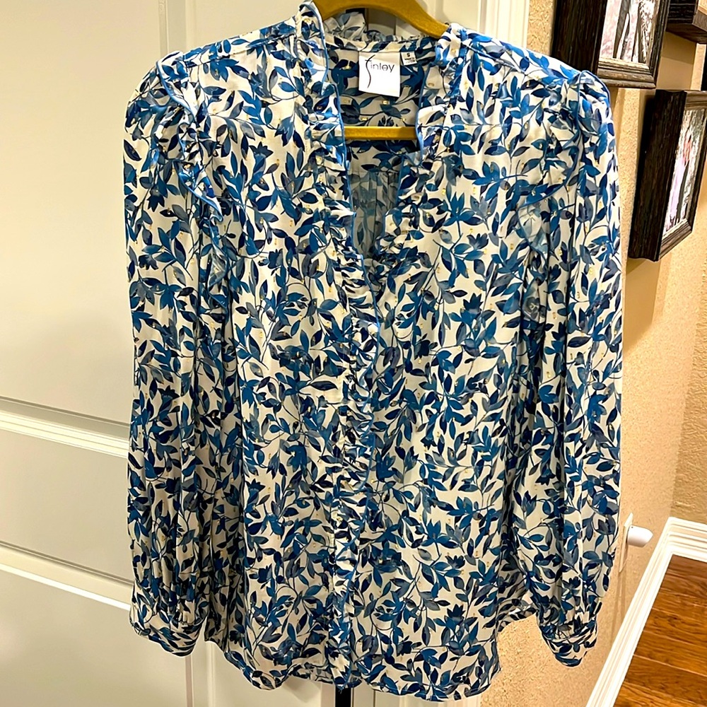 FINLEY BLUE AND WHITE WITH A TOUCH OF GOLD BLOUSE WITH RUFFLES.